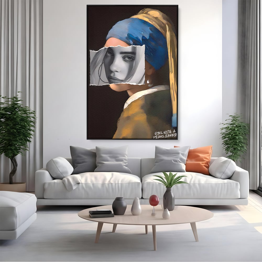 Tablou canvas cu tablou canvas portret feminin modern, in rama de aluminiu negru, pe perete intr-un living